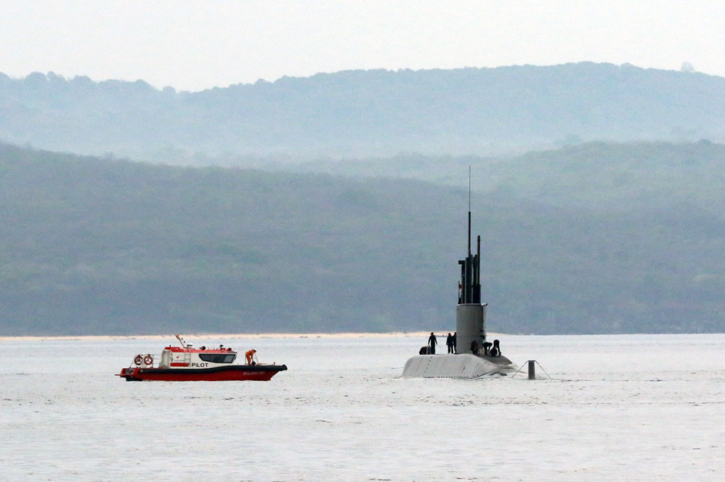 Kapal Selam Alugoro berjenis Diesel Electric Submarine U209/1400 (KSDE U209 Chang Bogo Class), dan memiliki panjang keseluruhan 61,3 meter dengan kecepatan mencapai 21 knot ketika berada di bawah air. Kapal tersebut mampu membawa 40 kru dengan kemampuan jelajah hingga 50 hari dan didesain dengan 'life time' atau usia mencapai 30 tahun, dengan bobot sebesar 1.460 ton saat muncul di permukaan, dan bonot 1.596 ton ketika menyelam di bawah permukaan.