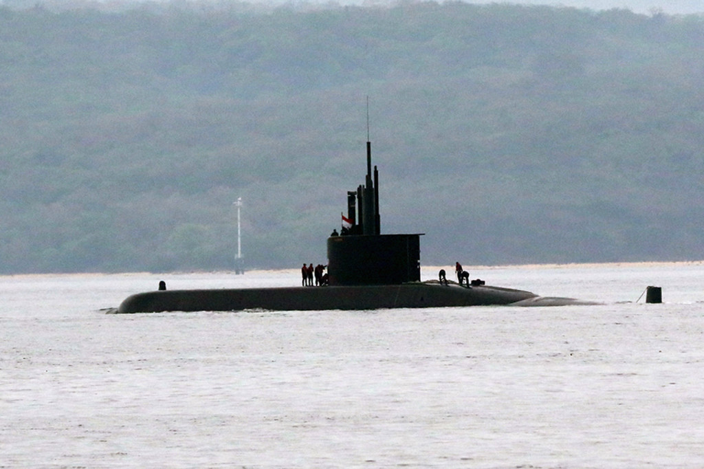 Kapal selam Alugoro buatan PT PAL yang bekerjasama dengan Daewoo Shipbuilding and Marine Engineering (DSME) itu, telah berhasil melakukan uji coba pertama kali menyelam hingga kedalaman 250 meter dan dapat disimpulkan 90 persen pembangunan kapal selam itu berhasil.