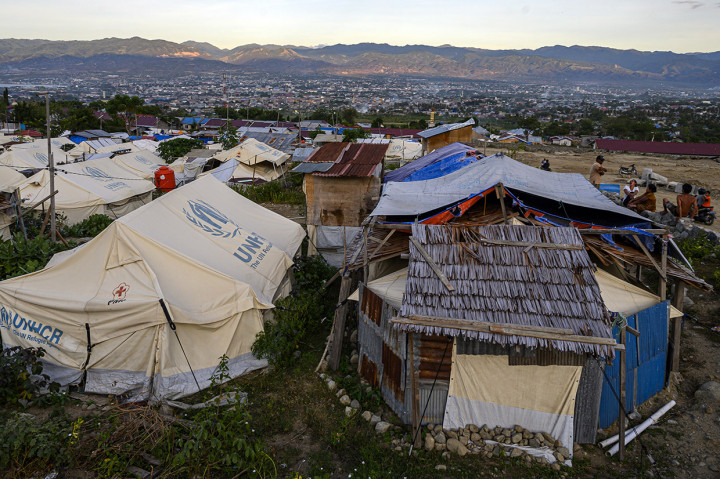Sejumlah penyintas bencana beraktivitas di dekat tenda daruratnya di shelter Balaroa, Palu, Sulawesi Tengah, Selasa, 21 Januari 2020.