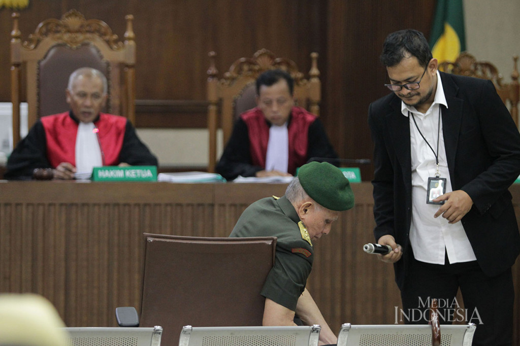 Dalam sidang yang beragendakan pembacaan eksepsi tersebut, Kivlan memakai seragam purnawirawan TNI.