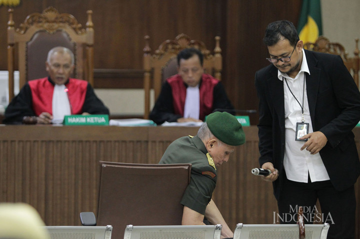 Dalam sidang yang beragendakan pembacaan eksepsi tersebut, Kivlan memakai seragam purnawirawan TNI.