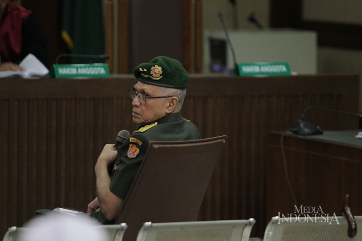 Kivlan mengaku sengaja mengenakan seragam purnawirawan TNI sebagai bentuk perlawanan terhadap kasus yang menimpanya. Sebab, menurut dia, kasus penguasaan senjata api itu merupakan kasus yang direkayasa.