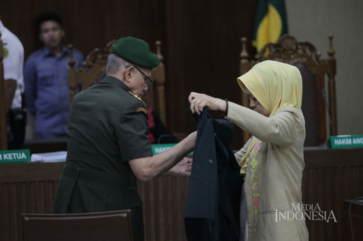 Terdakwa kepemilikan senjata api ilegal Mayor Jenderal Purnawirawan TNI Kivlan Zen dibantu istrinya memakai jas saat skors sidang di Pengadilan Negeri Jakarta Pusat, Jakarta.