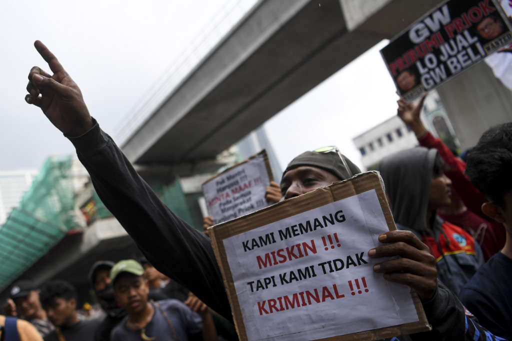 Ratusan warga Tanjung Priok menuntut Menkumham Yasonna Laoly minta maaf soal ucapan yang menyebut Tanjung Priok merupakan wilayah yang sarat akan tindak kriminal dan kemiskinan.
