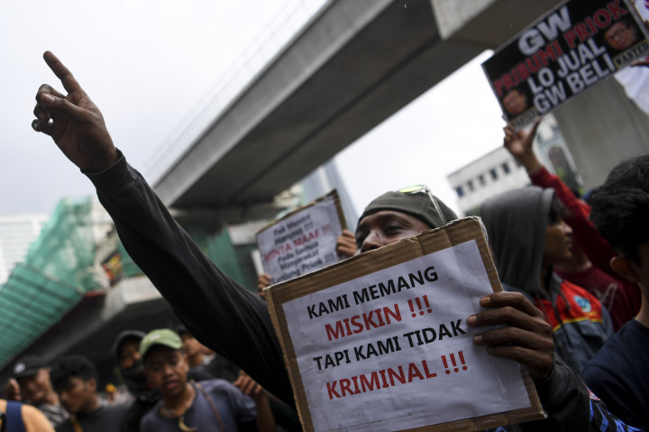 Ratusan warga Tanjung Priok menuntut Menkumham Yasonna Laoly minta maaf soal ucapan yang menyebut Tanjung Priok merupakan wilayah yang sarat akan tindak kriminal dan kemiskinan.