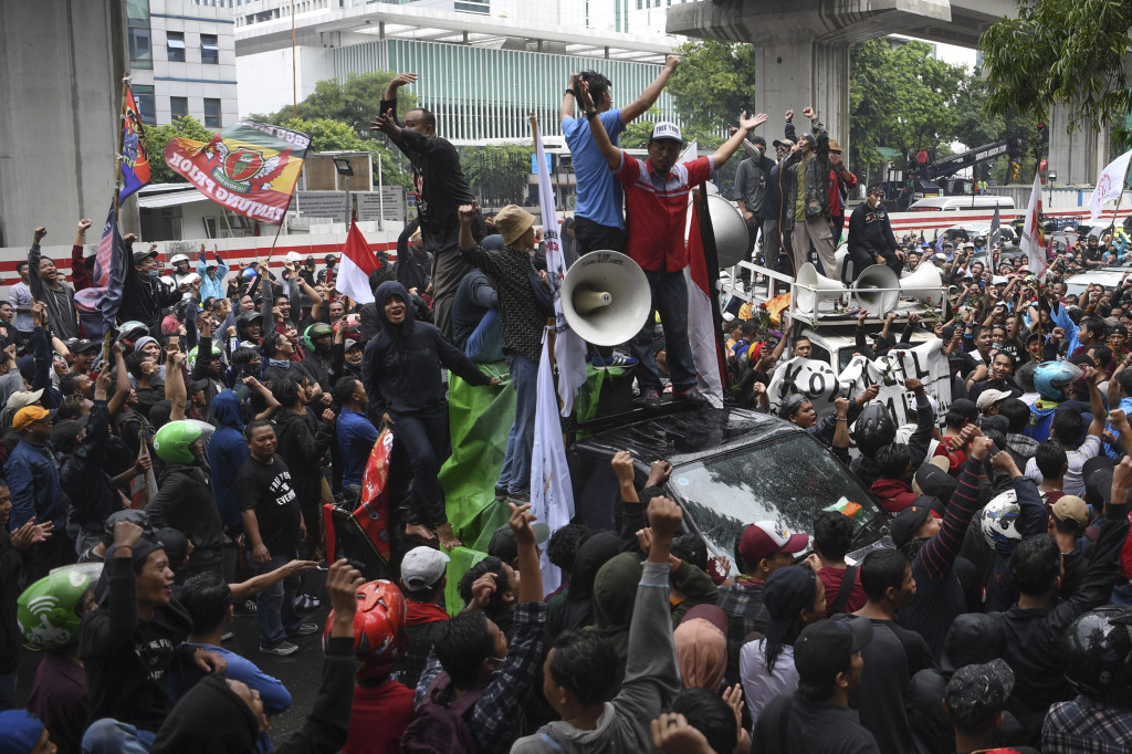 Orator yang berada di atas mobil komando mengatakan, Menteri Yasonna telah bertindak tidak adil. Politisi PDI Perjuangan tersebut dianggap mengucilkan warga Tanjung Priok.