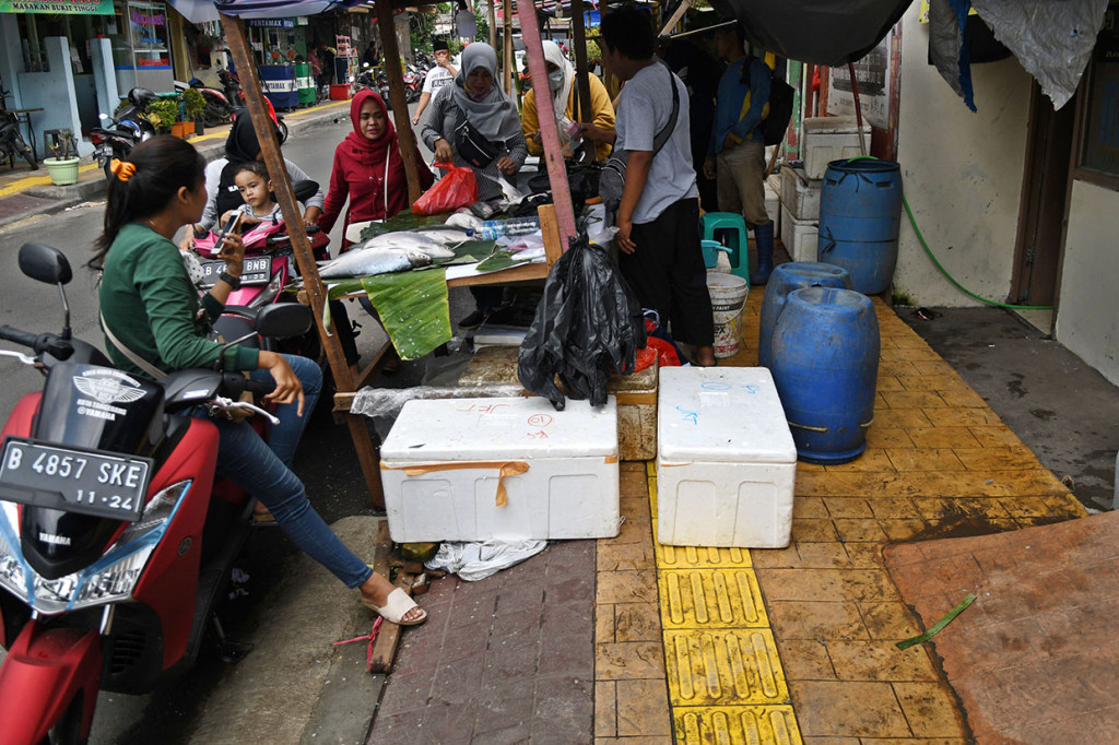 Warga setempat mengeluhkan keberadaan pedagang kaki lima (PKL) dan parkir liar yang menempati badan trotoar karena pejalan kaki tidak bisa memanfaatkannya secara maksimal.