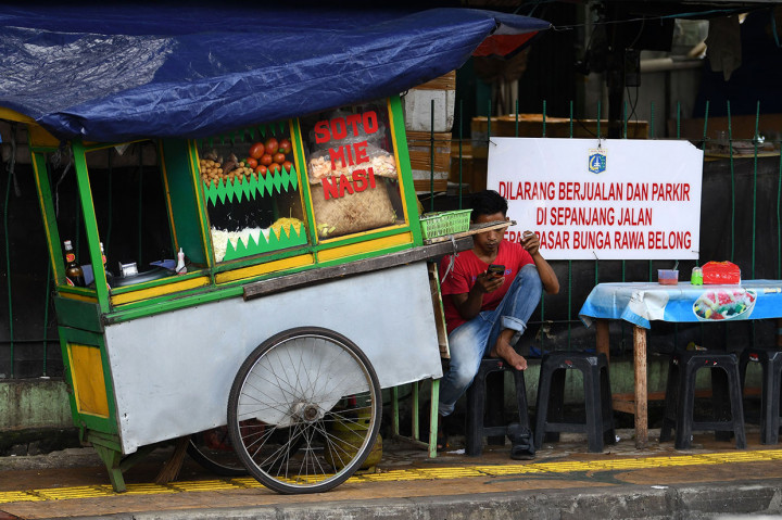 Keberadaan PKL dan parkir liar di kawasan tersebut mengakibatkan kesemrawutan dan pemandangan yang kurang enak dilihat.