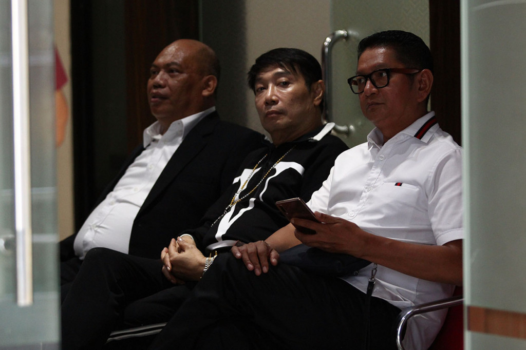 Desainer Adjie Notonegoro (tengah) didampingi tim kuasa hukumnya menjalani pemeriksaan di gedung Ditreskrimsus Polda Jawa Timur, Surabaya, Jawa Timur, Rabu, 22 Januari 2020. 