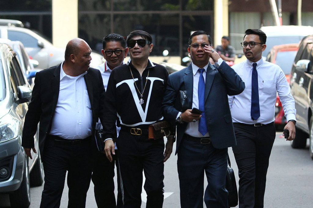 Adjie Notonegoro memenuhi panggilan Polda Jawa Timur untuk diperiksa sebagai saksi terkait kasus dugaan investasi ilegal 'MeMiles'. 