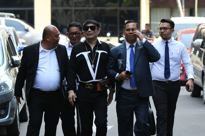 Adjie Notonegoro memenuhi panggilan Polda Jawa Timur untuk diperiksa sebagai saksi terkait kasus dugaan investasi ilegal 'MeMiles'. 