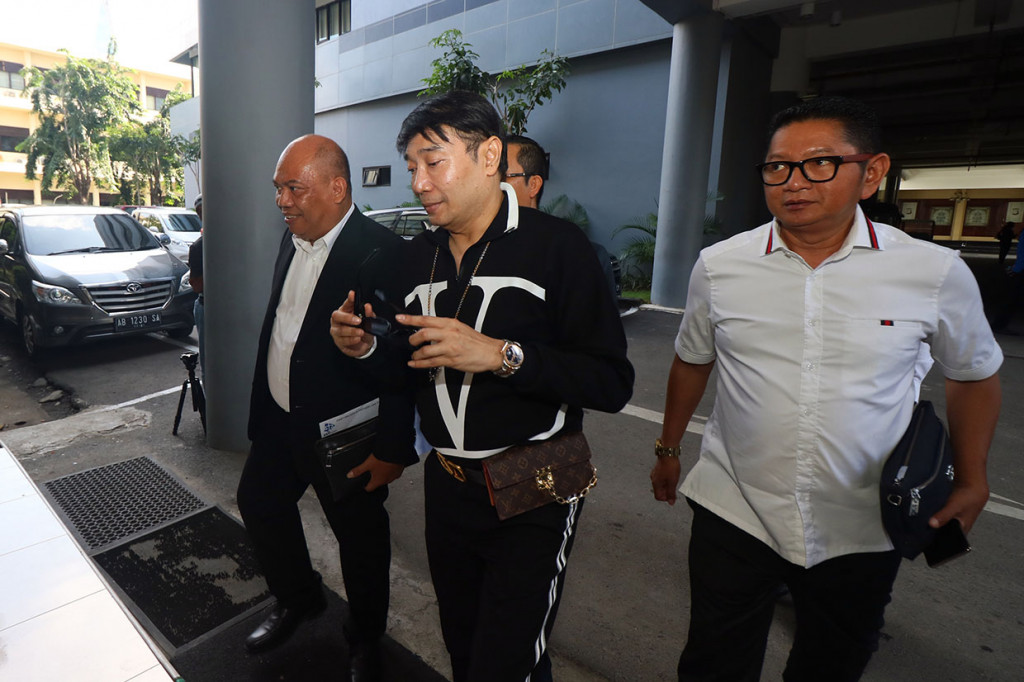 Kuasa hukum Adjie Notonegoro, Robert Simangunsong, menyebut kliennya sempat 'top up' atau menyetorkan uang hingga Rp150 juta pada investasi bodong MeMiles. Kurang lebih Adjie Notonegoro ini sudah 'top up' Rp150 jutaan di PT Kam and Kam. Dari tiga bulan ini, karena dijanjikan dapat 'reward', tapi sampai saat ini belum dapat apa-apa. Beliau juga tidak aktif,