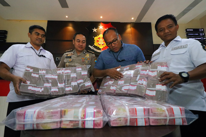 Polisi juga menyita barang bukti uang tunai dari tersangka sebesar Rp128 miliar, 20 unit mobil, dua unit sepeda motor, serta puluhan barang elektronik dan beberapa aset berharga lainnya.