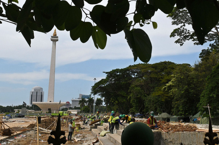 Pemprov DKI Jakarta melakukan revitalisasi kawasan Monas dengan melakukan penebangan kurang lebih 190 pohon untuk dibangun plaza yang akan dilengkapi dengan fasilitas publik yang ditargetkan selesai pada Februari 2020. 