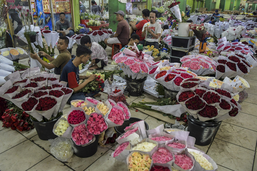 Sementara menjelang perayaan Hari Imlek, penjualan bunga di Pasar Bunga Rawa Belong meningkat 50 persen, terutama untuk jenis bunga hias dan bunga potong.