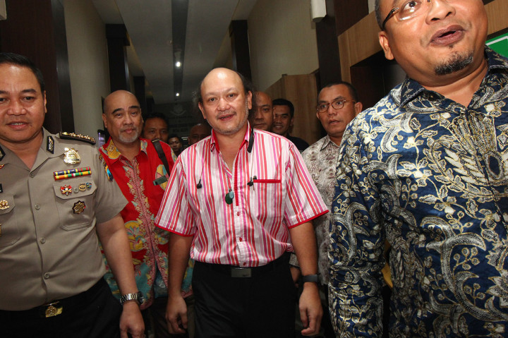 Selain itu, Ari juga mengakui anggota keluarga Cendana mendapat 'reward' dari PT Kam and Kam selaku perusahaan yang menaungi MeMiles berupa dua unit mobil Alphard. 