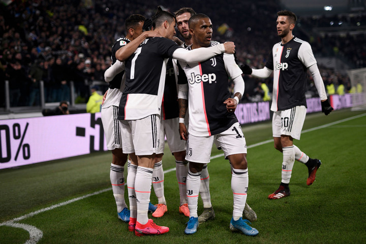 Pemain Juventus merayakan kemenangan usai mengalahkan AS Roma dalam pertandingan babak perempat-final Coppa Italia 2019-2020 di Allianz Stadium.