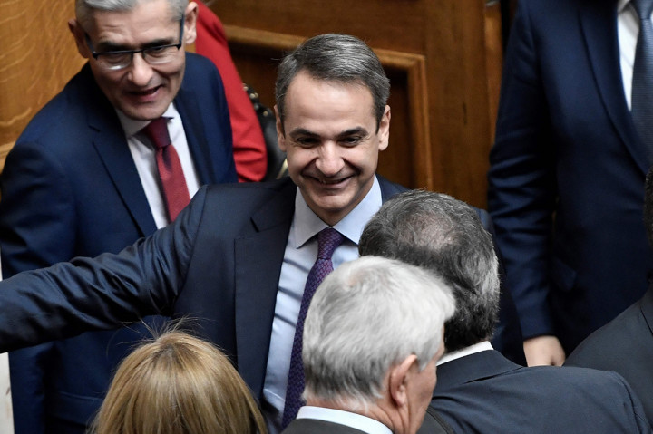 Perdana Menteri Kyriakos Mitsotakis mengatakan Sakellaropoulou sebagai sosok hakim yang luar biasa. Pencalonan Sakellaropoulou bisa meyatukan warga Yunani dari berbagai latar belakang.