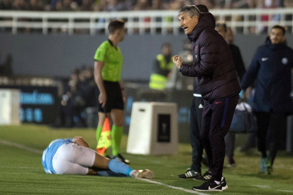 Pelatih baru Barca, Quique Setien memberikan instruksi kepada para pemainnya dari pinggir lapangan.