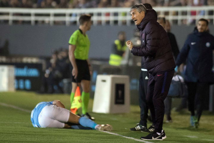 Pelatih baru Barca, Quique Setien memberikan instruksi kepada para pemainnya dari pinggir lapangan.