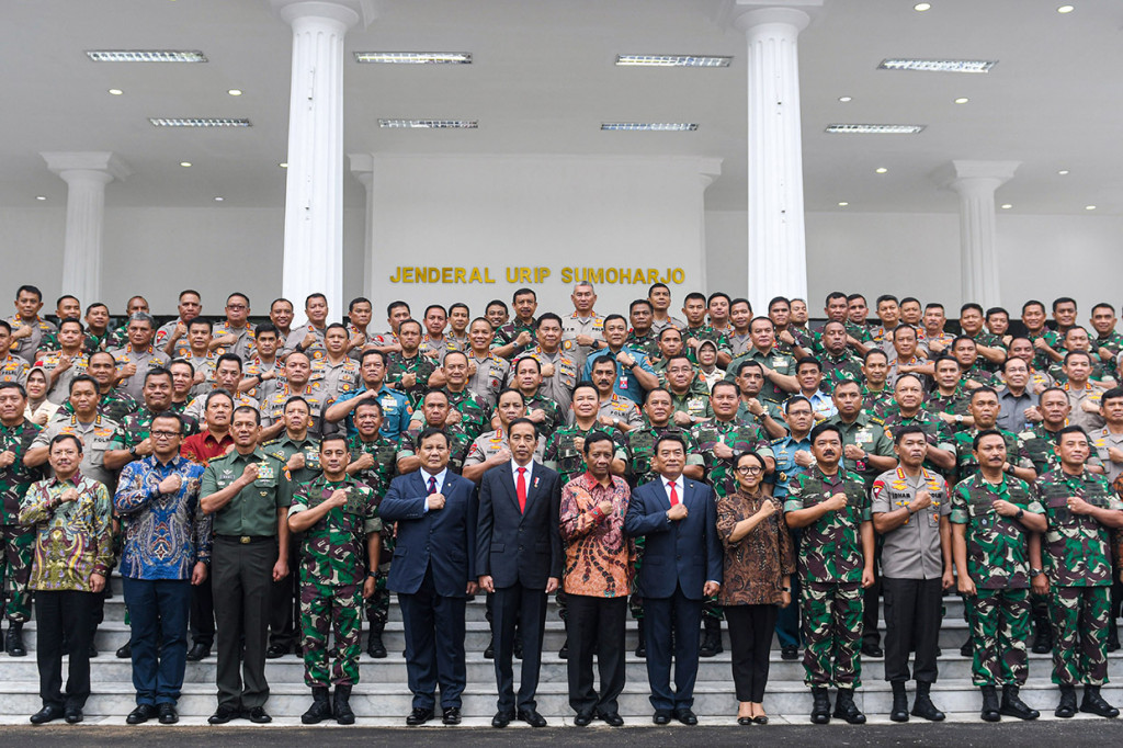 Presiden memerintahkan seluruh jajaran Kemenhan, TNI dan Polri bekerja sungguh sungguh menjaga kedaulatan NKRI dan berdiri paling depan dalam memperkokoh kedaulatan NKRI.