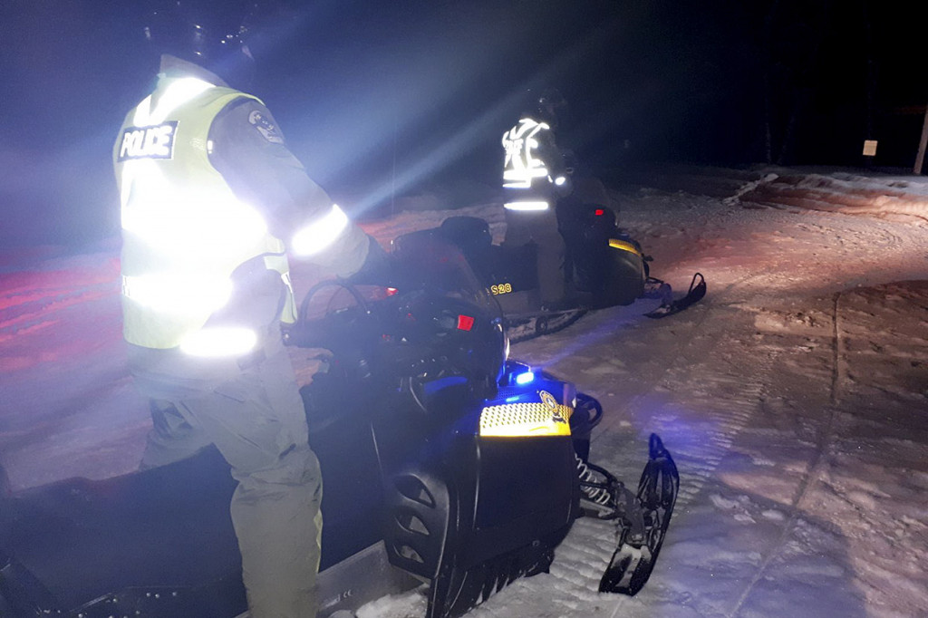 Polisi dengan mobil salju melakukan pencarian dan penyelamatan lima turis Prancis yang hilang  di dekat Pulau Beemer, Quebec, Kanada, Rabu, 22 Januari 2020 waktu setempat.