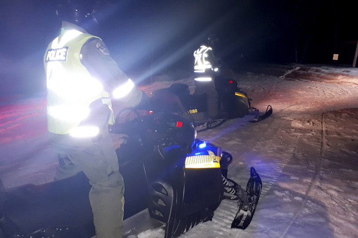 Polisi dengan mobil salju melakukan pencarian dan penyelamatan lima turis Prancis yang hilang  di dekat Pulau Beemer, Quebec, Kanada, Rabu, 22 Januari 2020 waktu setempat.