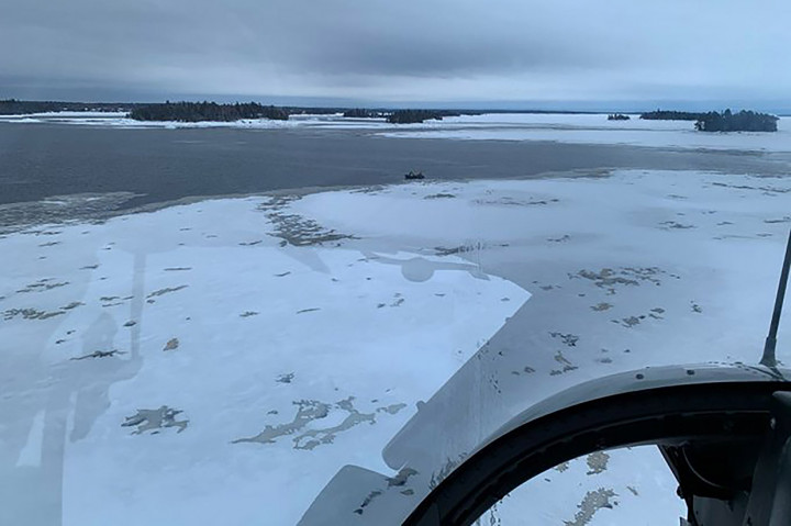 Seorang pemandu asal Kanda tewas sementara lima turis asal Prancis hilang setelah mobil salju yang mereka tumpangi terjun di sela-sela es yang pecah ke dalam air yang membeku di Quebec utara.