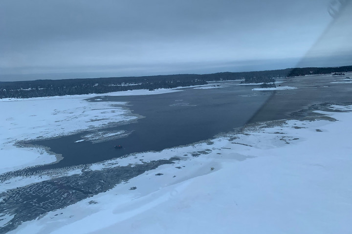 Sembilan orang, termasuk pemandu wisata, sedang dalam perjalanan ketika es di bawah mereka pecah dalam gelap pada Selasa, 21 Januari 2020 malam waktu setempat. Polisi mengatakan mereka diberitahu oleh dua wisatawan yang menyelamatkan tiga korban dari dalam air yang membeku.