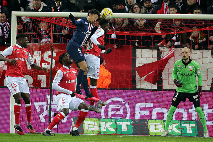 Bintang Brasil Neymar menjadi aktor terciptanya gol pertama bagi timnya. Tendangan sudutnya disambar kompatriotnya Marquinhos pada menit kesembilan untuk memecah kebuntuan.