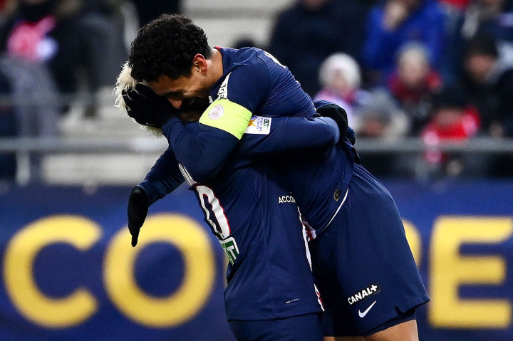 Marquinhos melakukan selebrasi bersama kompatriotnya Neymar. 