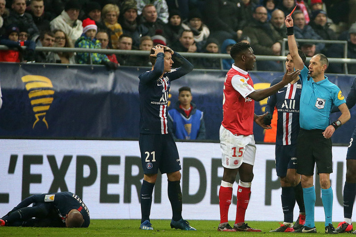 Pada menit ke-73, Reims harus kehilangan gelandang Marsall Munetsi yang mendapat kartu merah akibat pelanggarannya terhadap Marco Verratti.