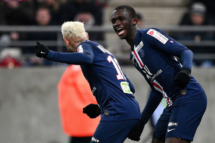 Unggul jumlah pemain membuat PSG semakin leluasa, dan empat menit setelah kartu merah itu, mereka mengemas gol ketiga di laga itu melalui pemain pengganti Nianzou Kouassi.