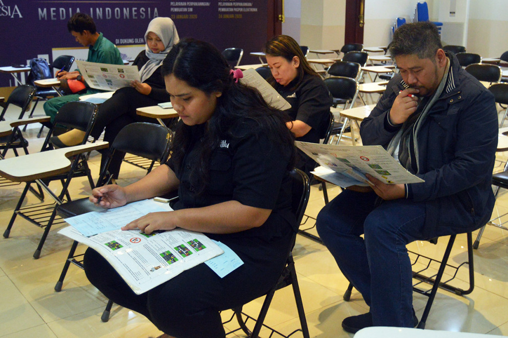 Pemohon SIM tengah melakukan ujian teori di kantor Media Group, Kedoya, Jakarta Barat.