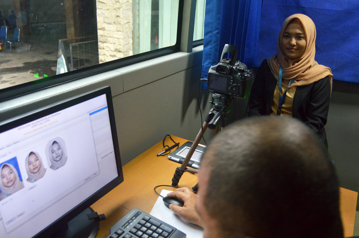 Pemohon SIM yang telah lulus ujian teori dan praktik melakukan sesi foto.