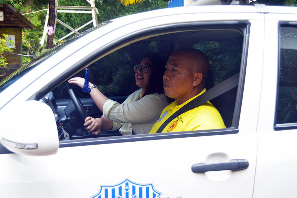 Pemohon SIM A saat melakukan ujian praktek di kantor Media Group, Kedoya, Jakarta Barat.