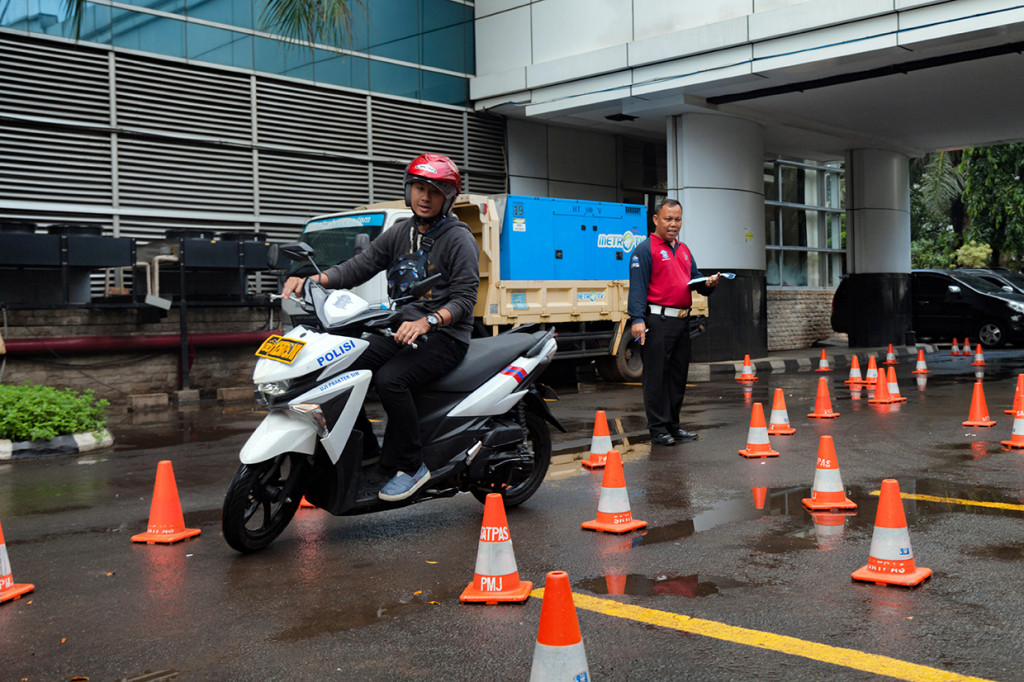 Pemohon SIM C saat melakukan ujian praktek di kantor Media Group, Kedoya, Jakarta Barat.