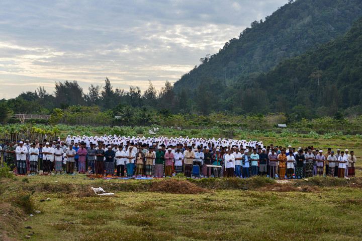 Sejumlah warga melaksanakan salat Istisqa di lahan sawah terdampak kekeringan di Desa Lambadeuk, Kecamatan Peukan Bada, kabupaten Aceh Besar, Aceh. 