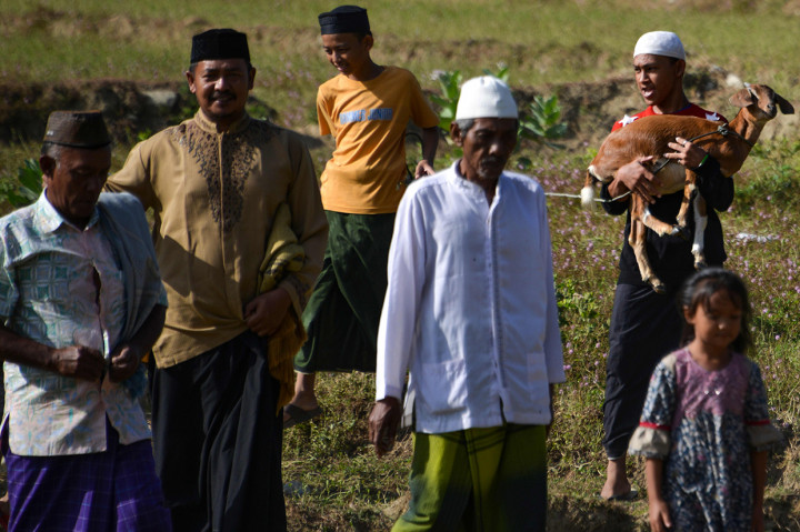 Salat Istisqa diawali dengan berpuasa selama tiga hari serta warga dianjurkan menutup warungnya dan membawa ternak ke lokasi area persawahan untuk memohon kepada Allah SWT agar diturunkan hujan. 