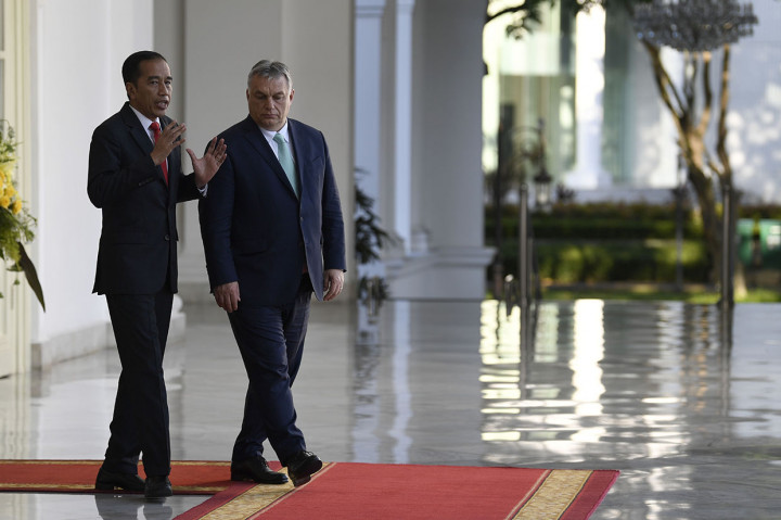 Presiden juga menjelaskan akan mempertimbangkan rencana pembangunan tiga rumah sakit. Tak hanya itu, Jokowi juga mengundang Hongaria turut investasi dalam kerja sama e-toll.