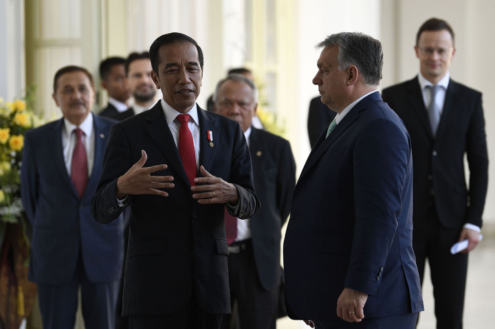 Dalam acara itu, tercatat sejumlah pejabat yang mendampingi Presiden Jokowi. Diantaranya Menteri Luar Negeri Retno Marsudi, Sekretaris Kabinet Pramono Anung, Menteri Sekretaris Negara Pratikno, dan Menteri PUPR Basuki Hadimuljono.