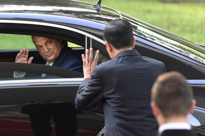 Presiden Joko Widodo mengantar Perdana Menteri Hongaria Viktor Orban usai kunjungan kehormatan di Istana Merdeka, Jakarta.
