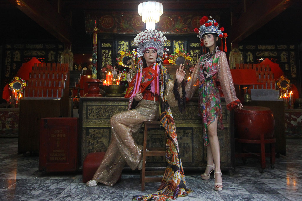 Busana cheongsam yang dipadupadankan dengan kain tenun khas Sumba kreasi Stephanie Zhang tersebut dirancang untuk menyambut Tahun Baru Imlek 2571. 