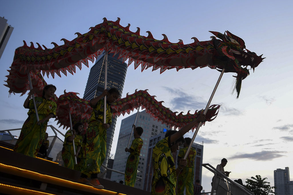 Grup barongsai Shen Lung Dragon and Lion Dance Indonesia menampilkan atraksi naga atau liong di kawasan Dukuh Atas, Jakarta, Kamis, 23 Januari 2020.