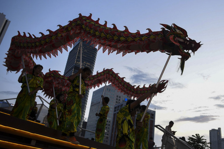 Grup barongsai Shen Lung Dragon and Lion Dance Indonesia menampilkan atraksi naga atau liong di kawasan Dukuh Atas, Jakarta, Kamis, 23 Januari 2020.