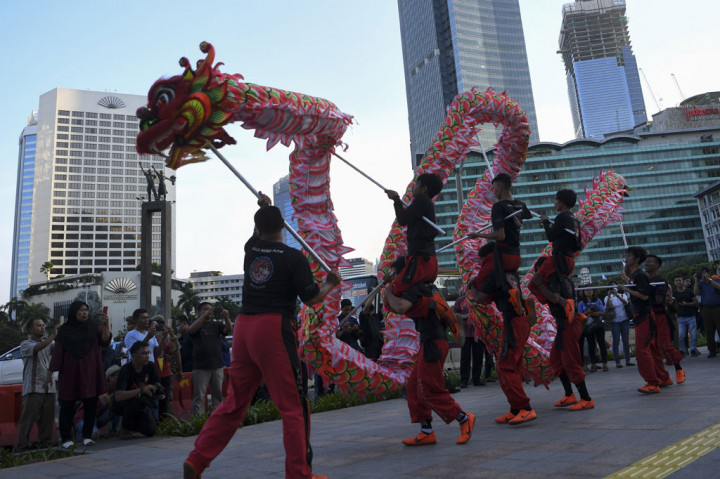 Kelompok Naga Merah Putih Bogor menampilkan atraksi naga atau liong di kawasan Bundaran HI, Jakarta.
