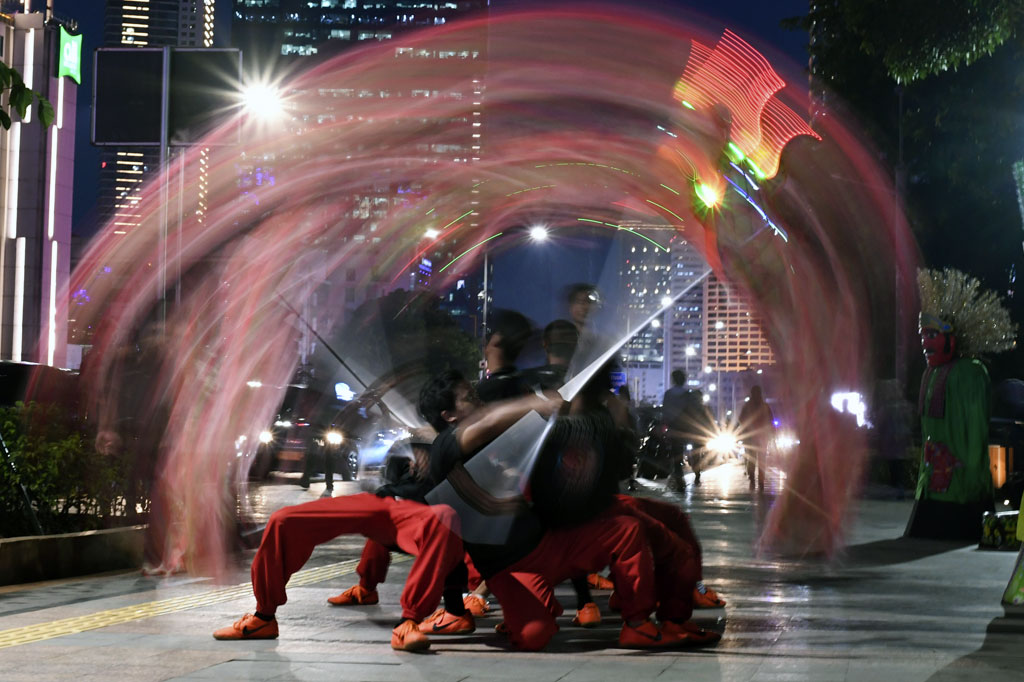 Pemprov DKI Jakarta menggandeng sejumlah komunitas dan masyarakat menyelenggarakan atraksi liong serta pertunjukan Gambang Kromong dan Tanjidor khas Betawi di kawasan DUkuh Atas dan Bundaran HI untuk menyambut perayaan tahun baru Imlek 2571.