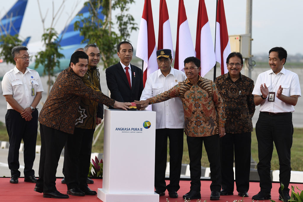 Presiden Joko Widodo bersama Menteri BUMN Erick Thohir (kedua kiri), Bupati Tangerang Ahmed Zaki Iskandar (ketiga kiri), Menteri Perhubungan Budi Karya Sumadi (keempat kanan), Menteri ATR Sofyan Djalil (kedua kanan), dan Dirut Angkasa Pura II Muhammad Awaluddin (kanan) meresmikan landasan pacu (runway) 3, East Connection Taxiway (ECT), terminal tiga, dan gedung VIP Bandara Soekarno-Hatta di Tangerang, Banten, Kamis 23 Januari 2020. 