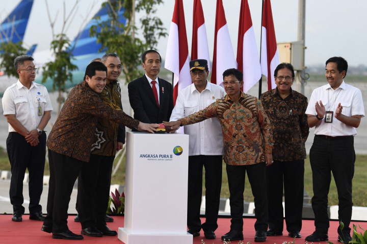 Presiden Joko Widodo bersama Menteri BUMN Erick Thohir (kedua kiri), Bupati Tangerang Ahmed Zaki Iskandar (ketiga kiri), Menteri Perhubungan Budi Karya Sumadi (keempat kanan), Menteri ATR Sofyan Djalil (kedua kanan), dan Dirut Angkasa Pura II Muhammad Awaluddin (kanan) meresmikan landasan pacu (runway) 3, East Connection Taxiway (ECT), terminal tiga, dan gedung VIP Bandara Soekarno-Hatta di Tangerang, Banten, Kamis 23 Januari 2020. 