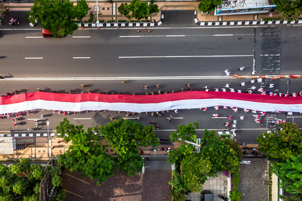 Sejumlah peserta mengirab bendera Merah Putih sepanjang 540 meter saat mengikuti Kirab Kebangsaan Merah Putih di Semarang, Jawa Tengah.